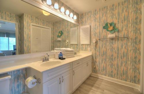 マートルビーチにあるWindsor Court - 12Eの洗面台と鏡のあるバスルーム