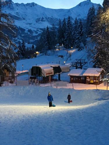 un paio di persone in piedi nella neve di Mon Douyechamie a Doucy