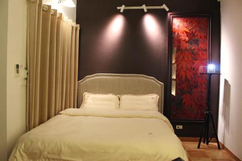 Ένα ή περισσότερα κρεβάτια σε δωμάτιο στο LỤC LẠC HOME - Near Hoan Kiem Lake - Free Laundry