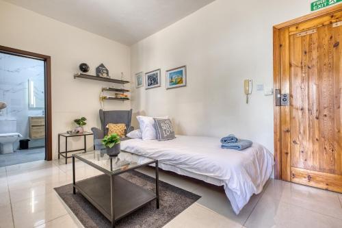 Postel nebo postele na pokoji v ubytování Cosy 1 Bedroom with balcony in St Julians AEBE1