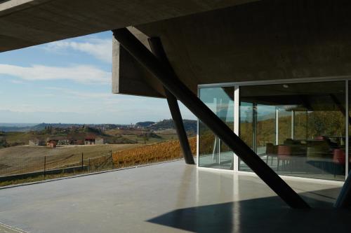 ein Glashaus mit Blick auf die Landschaft in der Unterkunft Cantina dei 5 Sogni in Monforte dʼAlba