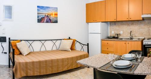 Una habitación con una cama y una cocina con una mesa. en Casa 30 House Complex Center of Ialysos, en Ialisos