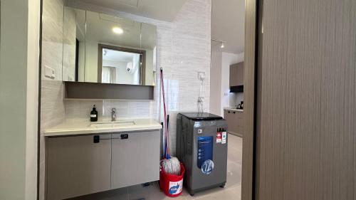 uma pequena cozinha com um lavatório e uma vassoura em Baron Residence by manatidur #PetFriendly #Lakecity em Kuala Lumpur