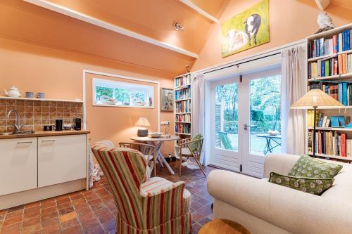 Kuchyň nebo kuchyňský kout v ubytování Vrijvakantiehuis het SpaarPotje Veere