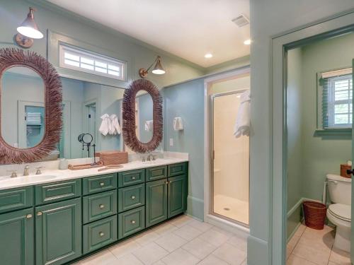 La salle de bains verte est pourvue d'un lavabo et de toilettes. dans l'établissement Elsewhere on Tybee, à Tybee Island
