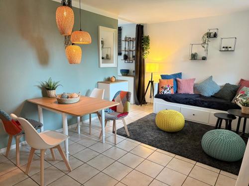 a living room with a table and a couch at Maison Kaiser - Studio apartment in Wadern