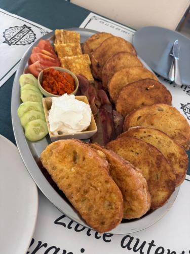 een bord met eten met verschillende soorten eten op een tafel bij Stan na dan in Šid