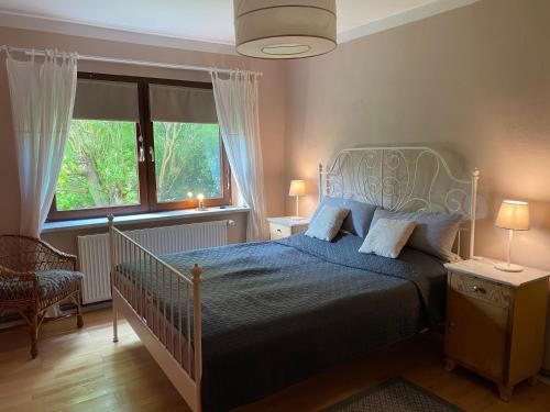 En eller flere senge i et værelse på Ferienwohnung Kompass nahe der Ostsee im Grünen