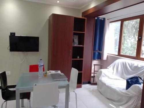 Μια τηλεόραση ή/και κέντρο ψυχαγωγίας στο Nice apartment in Menzah 5