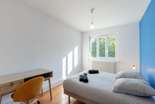 une chambre avec un lit et un bureau dans l'établissement Appartement 3 chambres - Gare - Centre-ville, à Bourg-en-Bresse
