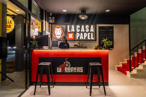 Et logo, certifikat, skilt eller en pris der bliver vist frem på Whoopers Hostel Ao Nang - By The Beach