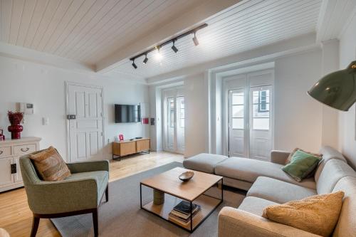 Modern with a Private Patio on BICA Funicular Street - Lisbon Downtown