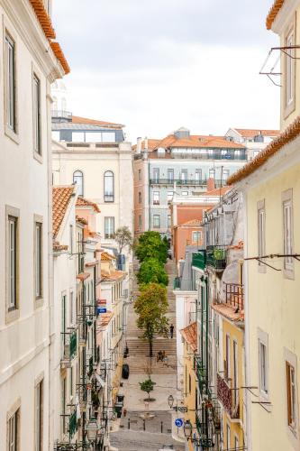 Modern with a Private Patio on BICA Funicular Street - Lisbon Downtown