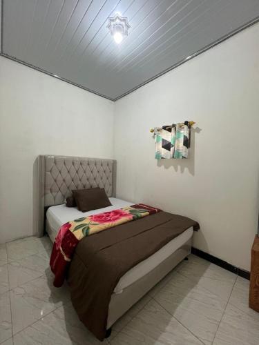 a bedroom with a bed in a room at Homestay Castanea in Diyeng