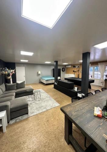 een grote woonkamer met banken en een tafel bij Back to Basic in Zwaanshoek