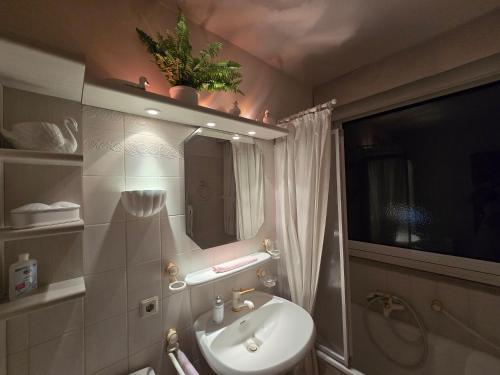 a bathroom with a sink and a mirror at Urban Comfort Apartment - Nähe Uni & Zentrum in Bielefeld