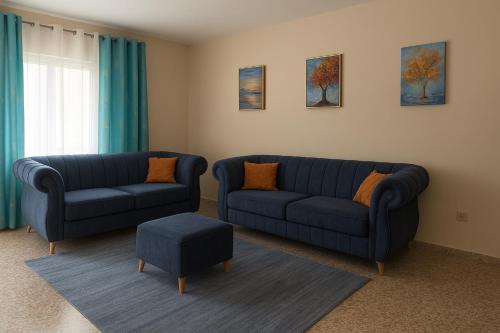 CancinoにあるBright & Spacious Apartment Room - Santo Domingo Esteのリビングルーム(青いソファ2台、スツール付)