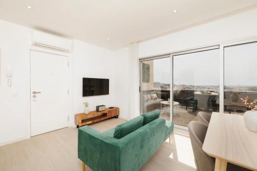 Top-Floor 2BR, Sea and city Views & Jacuzzi