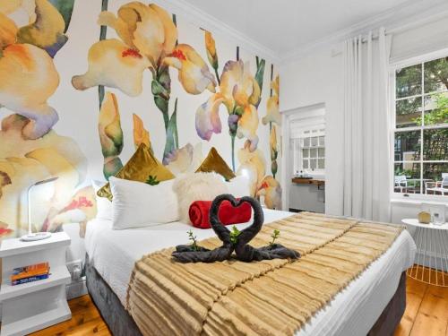Un dormitorio con una cama con un animal de peluche encima. en Mediterranean Villa Guesthouse, en Ciudad del Cabo