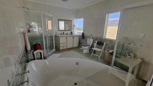 フェルドドリフにあるRiverfront Retreatの浴槽と洗面台を備えた広いバスルーム