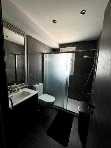 Ένα μπάνιο στο Lovely spacious two bedroom apartment central