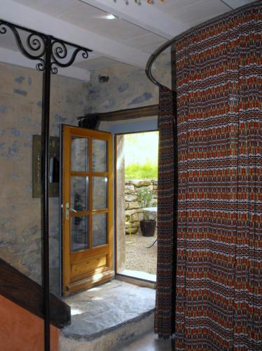 a room with a door and a curtain with a window at Les Nuits du Taris in Bourdeaux