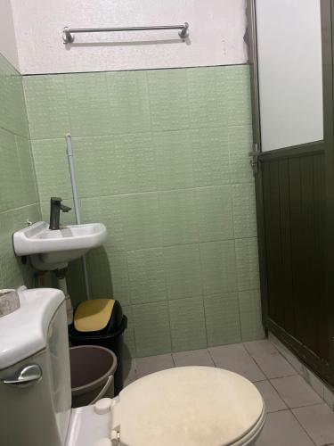 Ένα μπάνιο στο RXS Skypod Hotel #1 inspired Suite in Roxas City