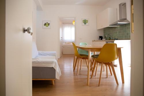 a kitchen and dining room with a table and chairs at Solemar Sicilia - Casa Minerva in Santa Flavia