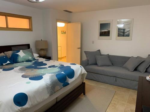 une chambre avec un lit et un canapé dans l'établissement Beachfront Apartment Marbella, Juandolio, à Villas del Mar