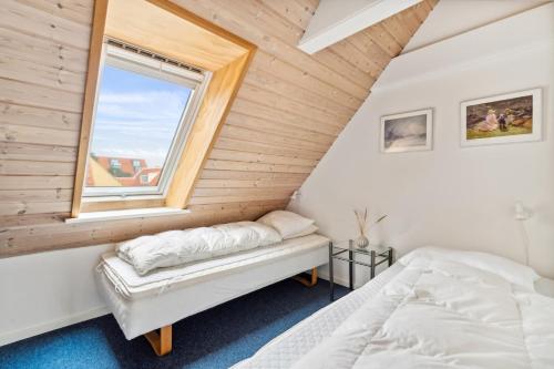 a bedroom with a bed and a window at Stort byhus i centrum af Skagen in Skagen