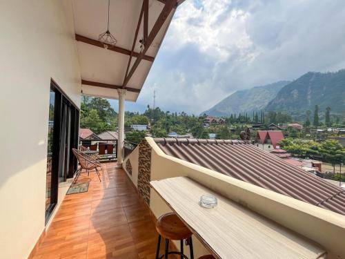 un balcón de una casa con vistas a las montañas en Gubuk Ndeso Bromo, en Bromo