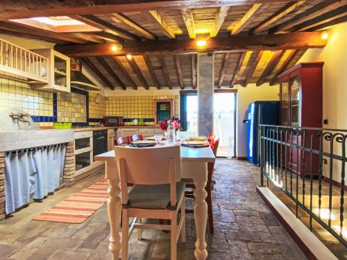 Köök või kööginurk majutusasutuses Apartment Casetta de Sodoni by Interhome