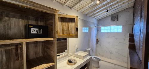 Vannituba majutusasutuses The National Park Villa with Joglo style villa and Jacuzzi