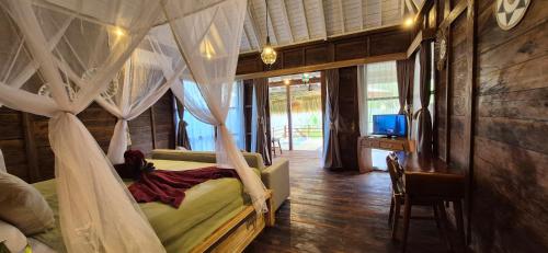 Voodi või voodid majutusasutuse The National Park Villa with Joglo style villa and Jacuzzi toas