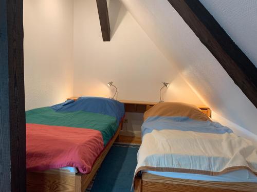 two beds in a room with a attic at Schwalbennest in Trebel