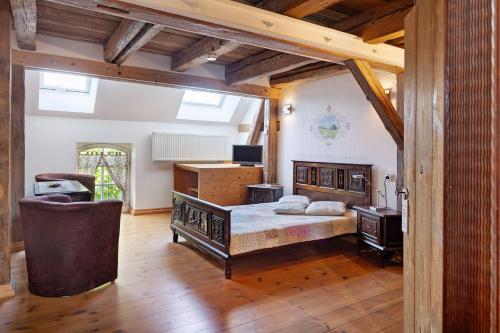 une chambre avec un lit dans une pièce avec des plafonds en bois dans l'établissement Cottage Im Fläming - Ferienwohnung, à Wiesenburg