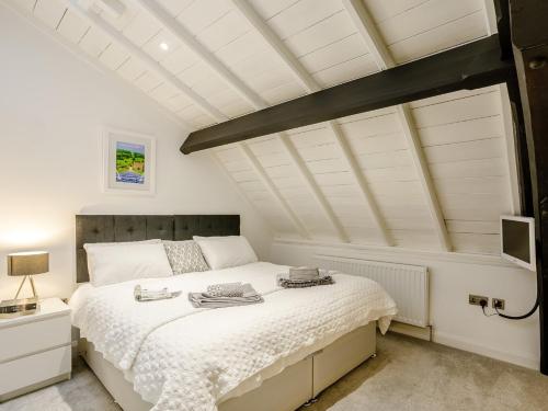 マトロックにある2 Bed in Matlock 80535の部屋にある大きな白いベッドのある寝室
