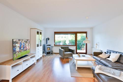 a living room with a couch and a tv at Ferienhaus Heideweg in Zingst