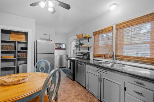 Kuchyň nebo kuchyňský kout v ubytování North End Single Family 4 Bed 2 Bath