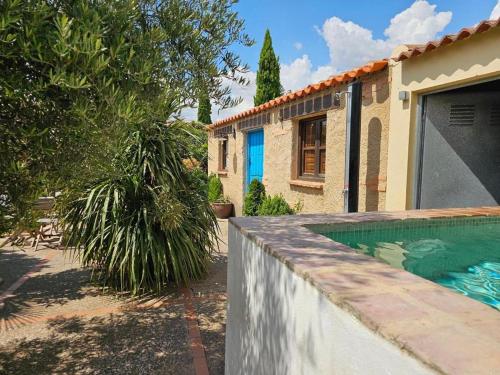 a house with a swimming pool in a yard at Beautiful Alamedas - el arte de descansar entre jardines y viñedos in Castronuño