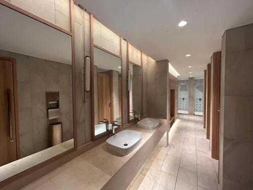 La salle de bains est pourvue de 2 lavabos et de toilettes. dans l'établissement Apec Mandala Wyndham ChamBay Mui Ne - LT, à Ấp Thiẹn Ái