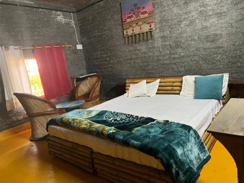 Mera Gaon Mera Desh Resort في سونيبات: غرفة نوم بها سرير وطاولة وكراسي