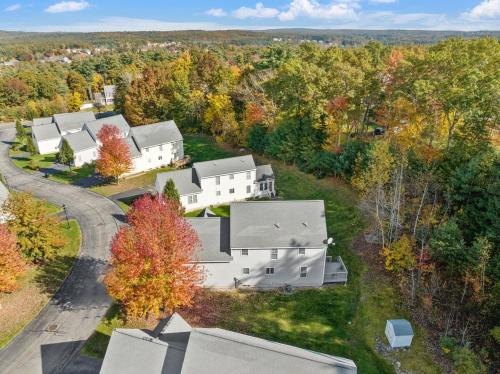 een luchtfoto van een huis in het bos bij Modern Open Concept 4 Bed 2 5 Bath Mid to LongTerm Private Single Family Home in Manchester