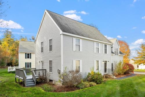 een groot wit huis met een bank in de tuin bij Modern Open Concept 4 Bed 2 5 Bath Mid to LongTerm Private Single Family Home in Manchester