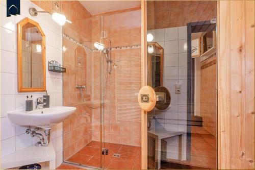 a bathroom with a shower and a sink at Ferienanlage am Gothensee 25 Rad Kapitän in Bansin