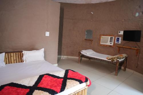 Mera Gaon Mera Desh Resort في سونيبات: غرفة بسريرين وتلفزيون فيها