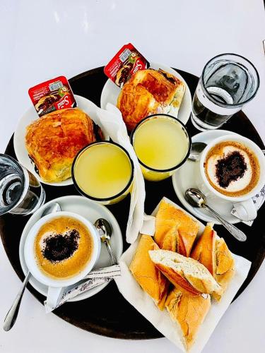 bandeja de comida con café, bollería y bebidas en villa mimosa free parking inside, en Tataouine