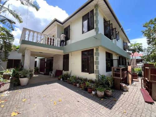 达累斯萨拉姆Home的站在房子阳台上的人