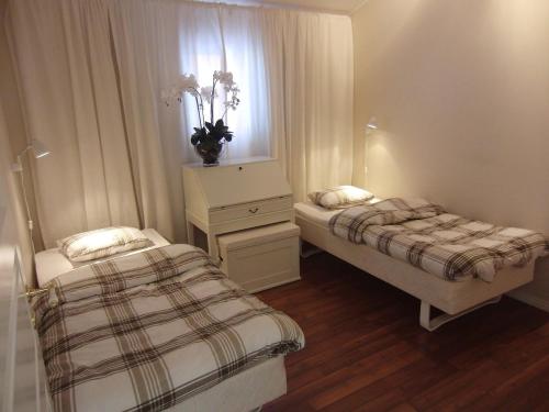 Giường trong phòng chung tại Söderby Lodge