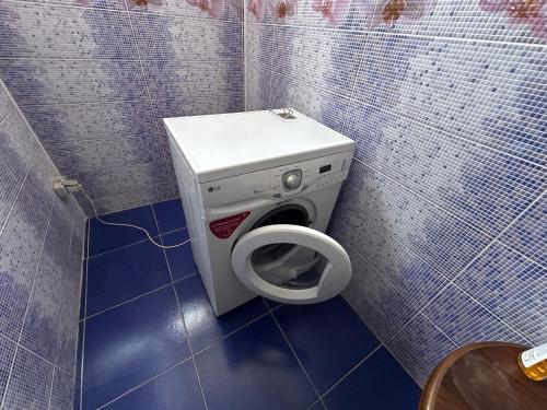 ein kleines Bad mit WC in einer Kabine in der Unterkunft House of Timur in Buxoro